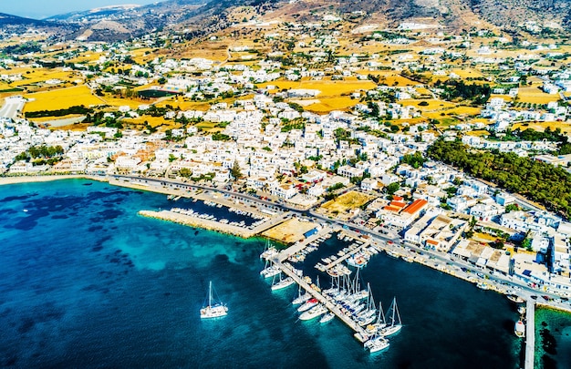 ギリシャ、パロス島の港に停泊しているボートとヨットの航空写真