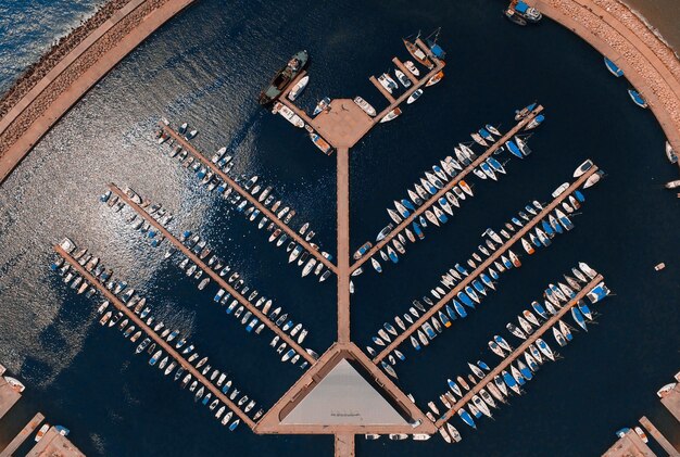 Photo aerial view of the boats and yachts on tropical sea coast at sunset in summer