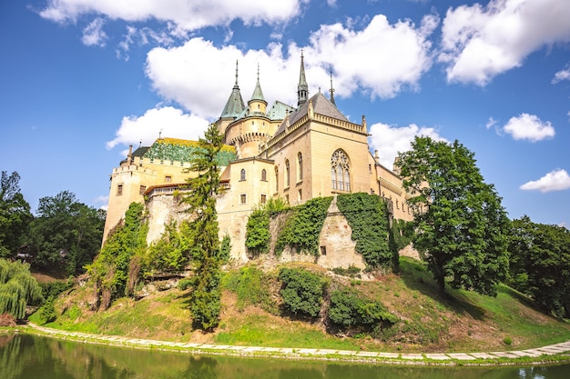 Foto veduta aerea del castello medievale di bojnice patrimonio dell'unesco in slovacchia concetto di viaggio paesaggistico in slovacchia castello romantico