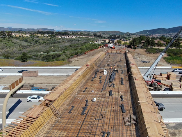 高速道路カリフォルニアUSAを横断する橋の建設の航空写真