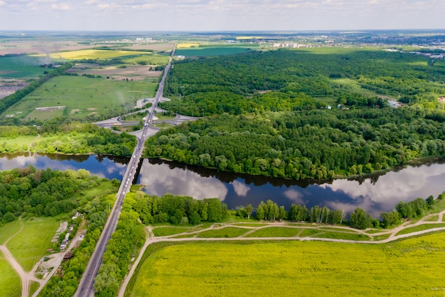 Вид с воздуха на мост через реку