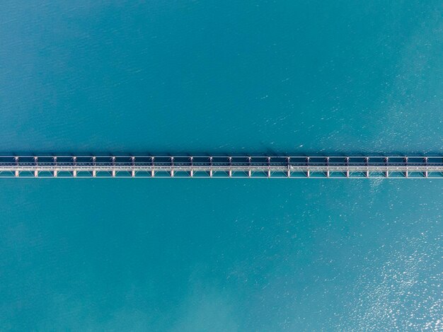 Photo aerial view of bridge over sea