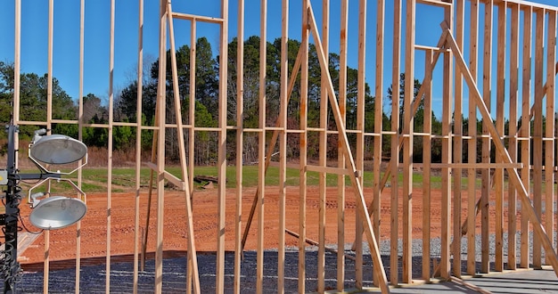 Вид с воздуха на строительство деревянных каркасных балок строящегося нового дома