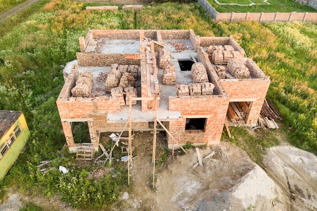 将来の家のための建築現場の航空写真