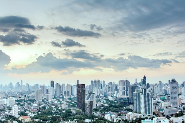 Photo aerial view of buildings in city against sky