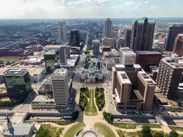 Photo aerial view of buildings in city against sky