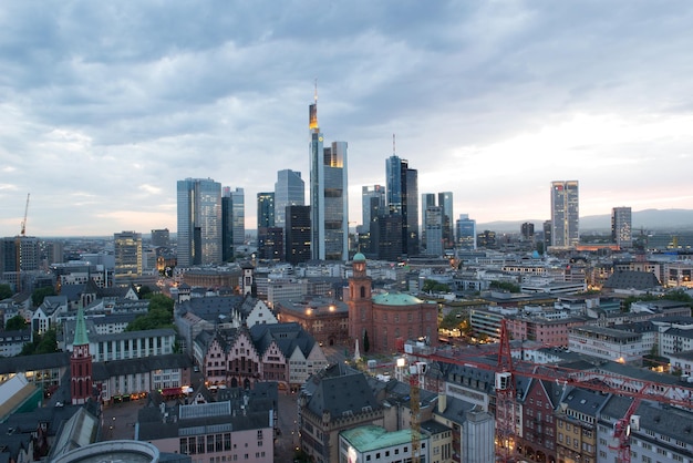 Photo aerial view of buildings in city frankfurtm against cloudy sky