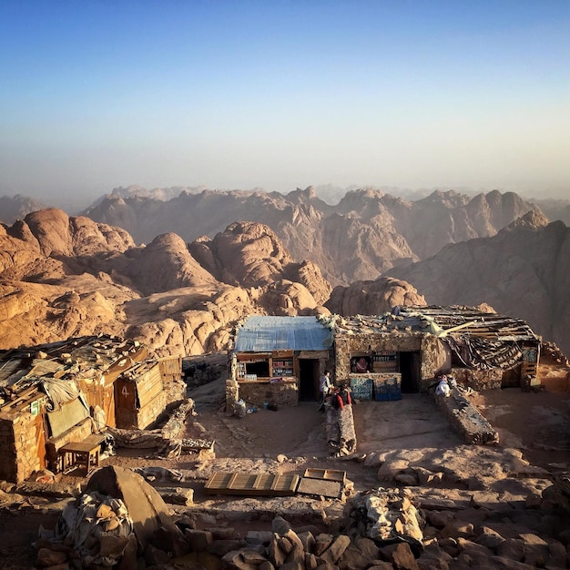 Foto vista aerea di edifici e montagne contro il cielo