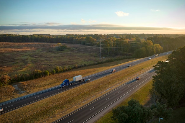 Vista aerea della trafficata superstrada americana con auto e camion in rapido movimento concetto di trasporto interstatale di merci