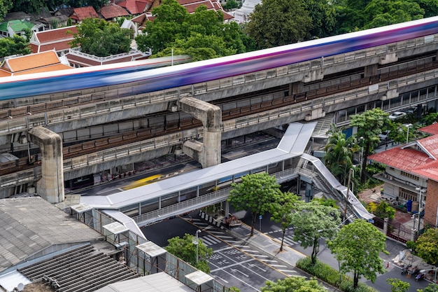 Foto vista aerea del trafficato skytrain bts e della strada sottostante vicino all'area del siam center a bangkok in thailandia