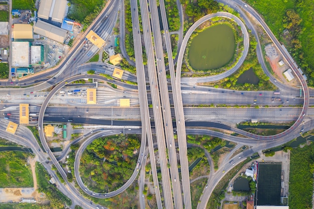 忙しい高速道路の道路ジャンクションの上の空撮。交差する高速道路の高架。