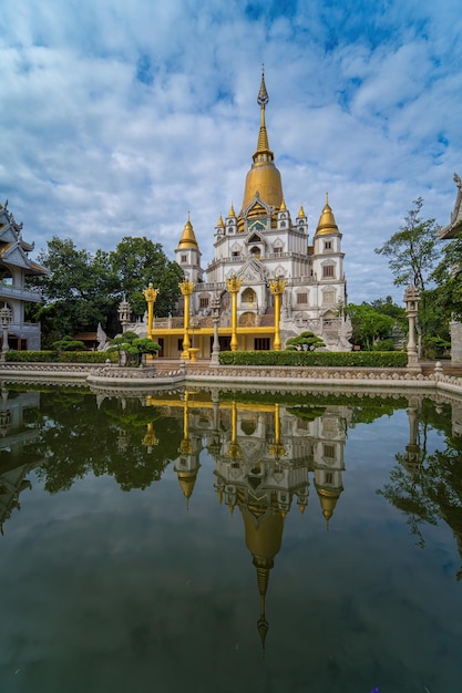 ホーチミン市のブーロン寺の空撮ベトナムのホーチミン市に隠された美しい仏教寺院インドミャンマータイラオスとベトナムの混合建築