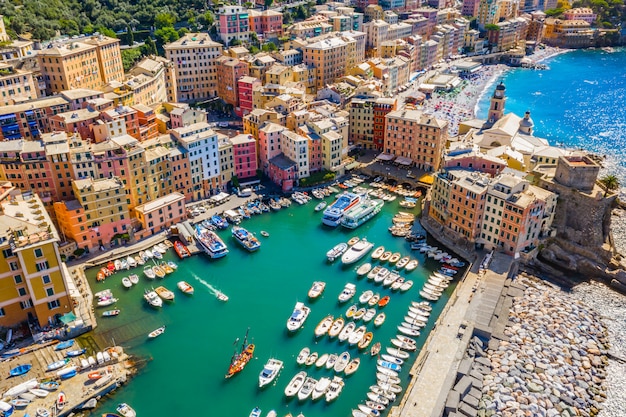 Veduta aerea di camogli. panorama di castle della dragonara e basilica di santa maria assunta. costruzioni variopinte vicino alla spiaggia del mar ligure. vista dall'alto su barche e yacht ormeggiati nel porto turistico