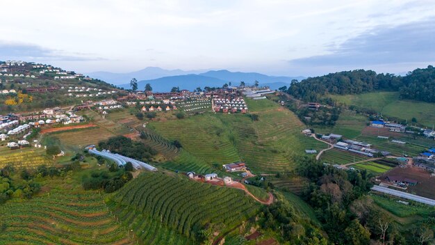 Foto vista aerea di campeggi e tende sulla montagna doi mon cham nella provincia di mae rim chiang mai in thailandia