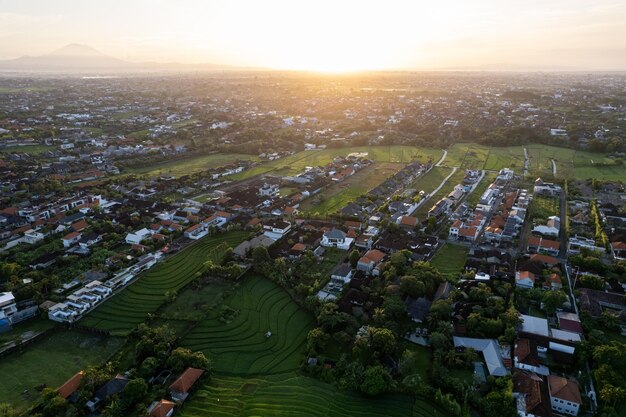 Foto vista aerea dell'area di canggu, una delle aree sulla spiaggia di bali che sta vivendo uno sviluppo massiccio