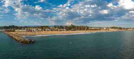 Photo aerial view of the capitola beach town lighthouse in california