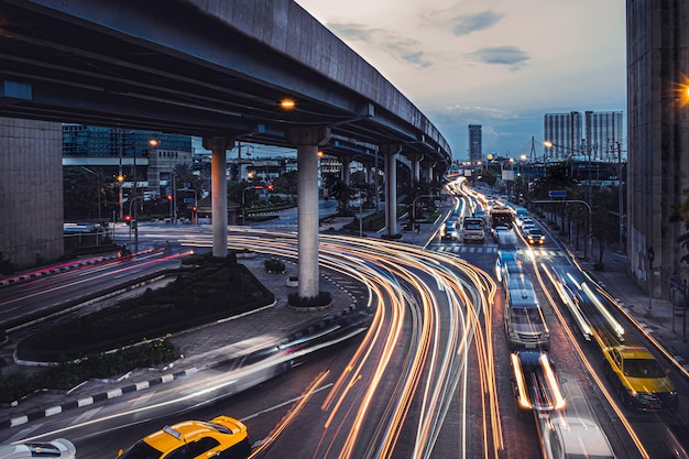 タイのバンコク市に向かう道路の夕方の車のライトの空撮