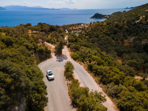 Lefkada 섬에서 도로로 이동하는 자동차의 항공 보기