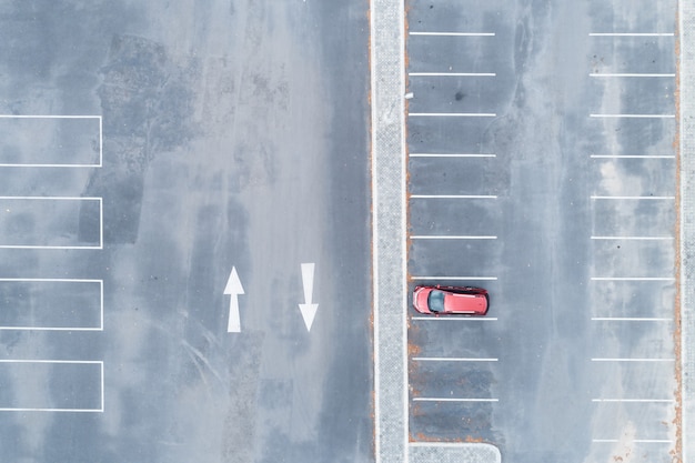 駐車スペースに並んでいる車の航空写真