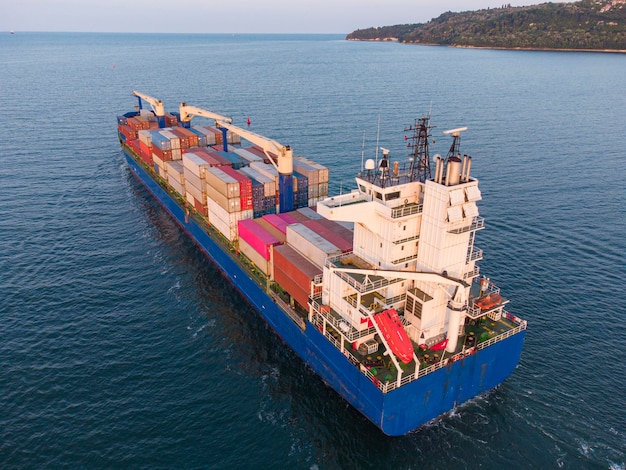 Вид с воздуха на грузовой контейнеровоз в море