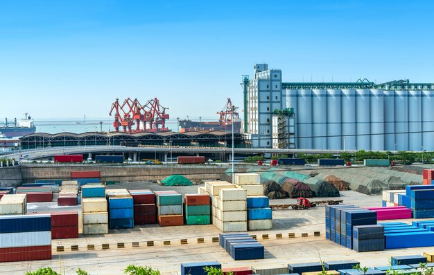 Photo aerial view of a cargo dock