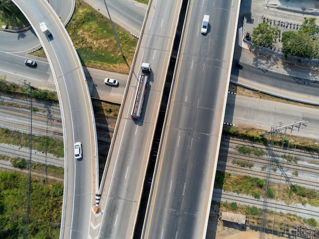 Foto vista aerea del camion del gas del carico sulla strada principale con serbatoio dell'olio, concetto di trasporto, importazione, esportazione industriale logistica trasporti trasporti terrestri sulla superstrada di asfalto