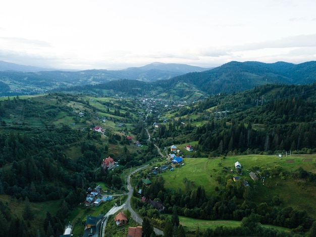 Вид с воздуха на Карпатскую деревню Славское с горами