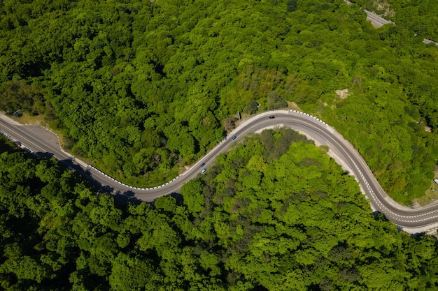 山の曲がりくねった道の車の航空写真