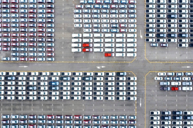 都市の道路に駐車している車の空中写真