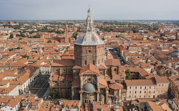 イタリアのパヴィア大聖堂の空撮