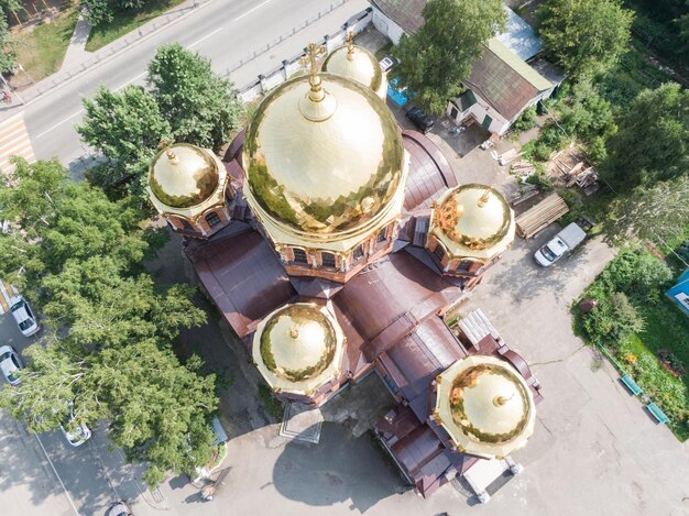 Foto vista aerea della cattedrale di pietro e paolo a tomsk, siberia, russia