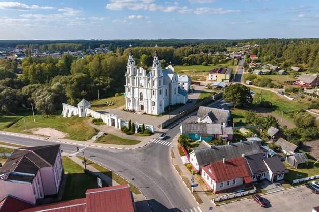 вид с воздуха на католическую церковь в сельской местности