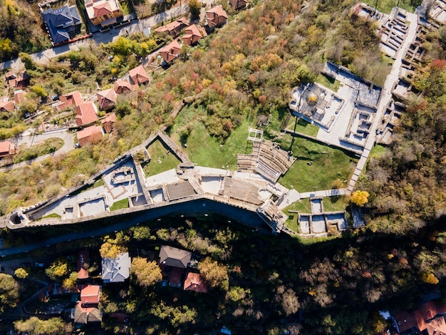 Foto vista aerea del centro della città di lovech, in bulgaria