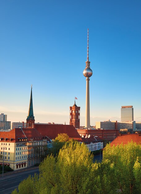 アレクサンダー広場のテレビ塔と春の明るい日にベルリン中心部の空撮