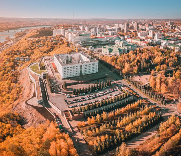 Вид с воздуха на центральный район и центр города с административными и правительственными зданиями живописной золотой осенью