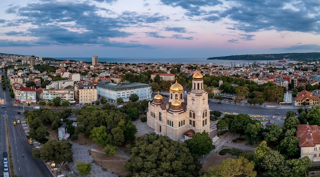 Photo aerial view of centrum city with the cathedral of the assumption in varna bulgariax9