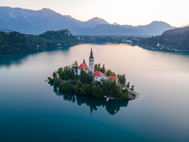 Foto vista aerea di cerkev marijinega, una chiesa cattolica su una piccola isola in mezzo al lago di bled