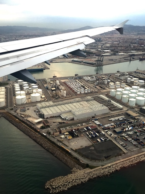 Photo aerial view of chemical industry seen through airplane window