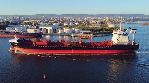 Foto vista aerea del serbatoio di stoccaggio dell'industria chimica e della nave cisterna che entra nel terminal petrolifero