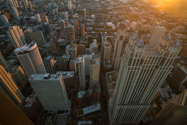 Vista aerea dell'orizzonte del centro di chicago al tramonto