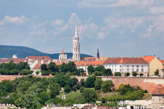 Photo aerial view of the church of the assumption of the buda castle in budapest