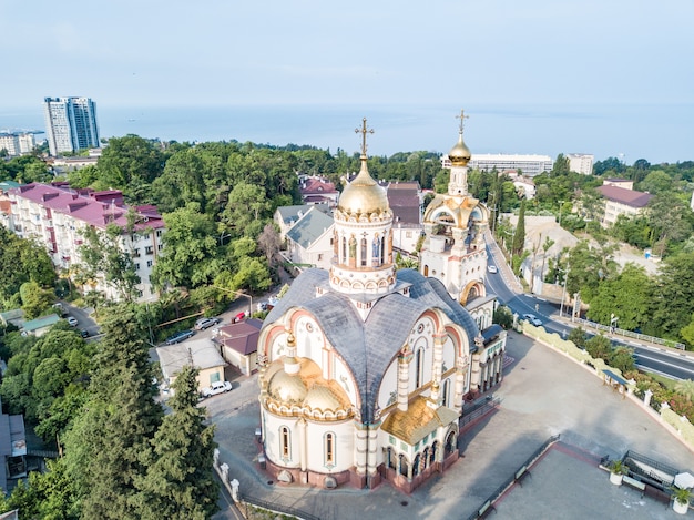 グレープバイン山と海の景色、ソチ、ロシアの聖王子ウラジミール教会の空撮。