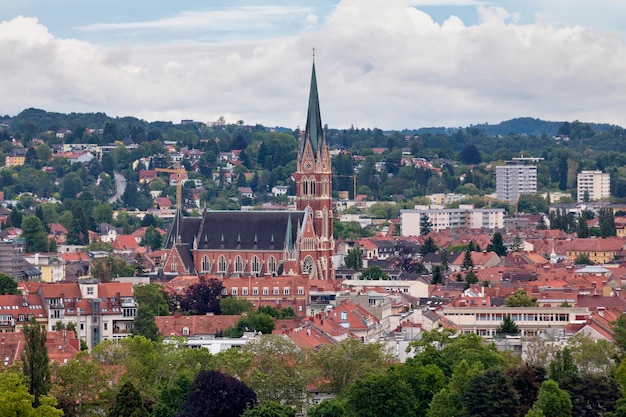 예수 성심 교회의 항공 보기는 오스트리아 그라츠에서 가장 큰 교회입니다.
