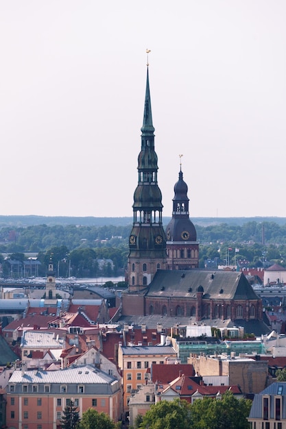 Foto veduta aerea della chiesa di san pietro a riga