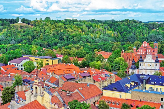 리투아니아(Lithuania)의 빌뉴스(Vilnius) 구시가지와 세인트 앤 교회(Church of St Anne)와 세인트 버나드 교회(Church of St Bernard)의 공중 전망