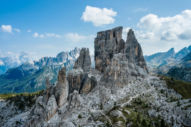 イタリアのドロミテ山脈のチンクエ・トッリの空撮夏の晴れた日の壮大な風景