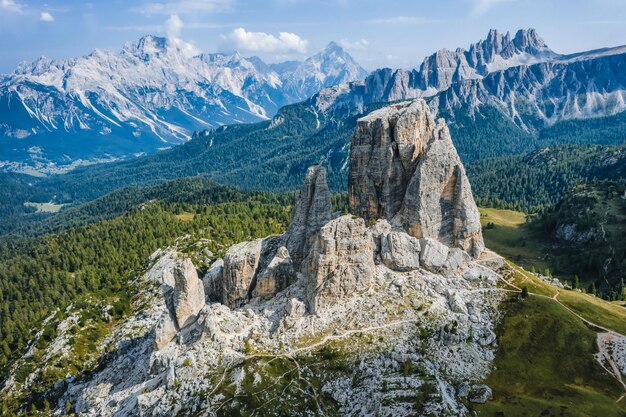 イタリアのドロミテ山脈のチンクエ・トッリの空撮夏の晴れた日の壮大な風景