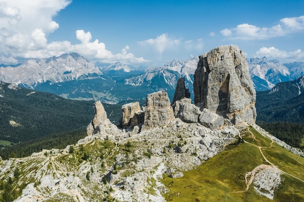 イタリアのドロミテ山脈のチンクエ・トッリの空撮夏の晴れた日の壮大な風景