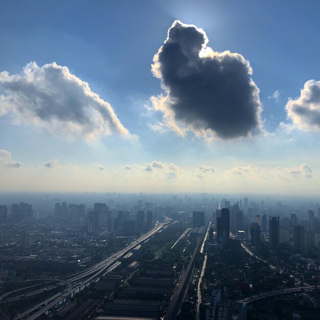 Foto vista aerea della città contro un cielo nuvoloso