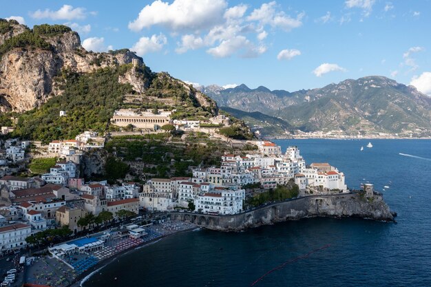 Foto vista aerea della città di amalfia lungo la costa di amalfia in italia